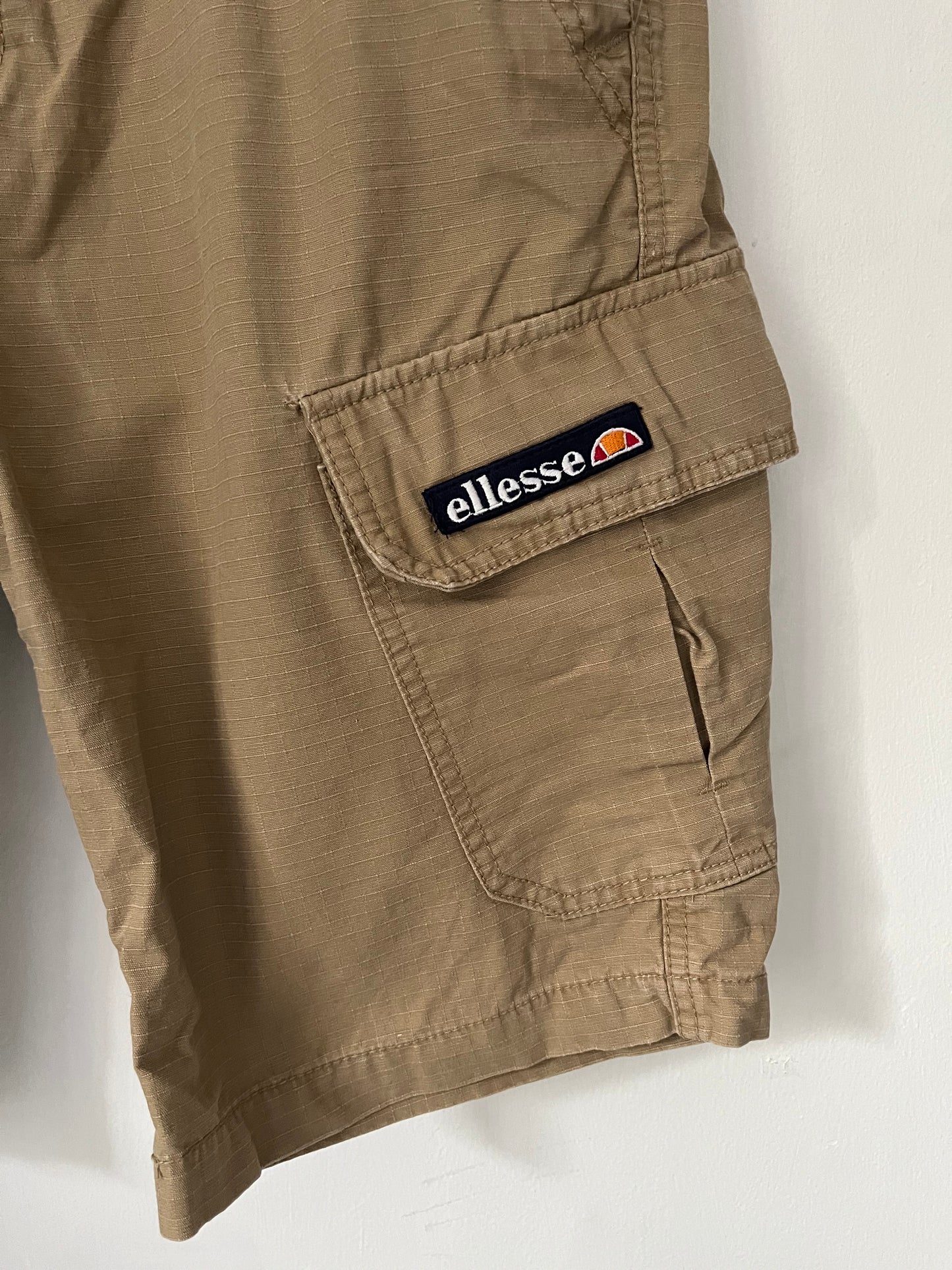 Ellesse Cargo Shorts Size Medium ( 32 Waist ) in Beige
