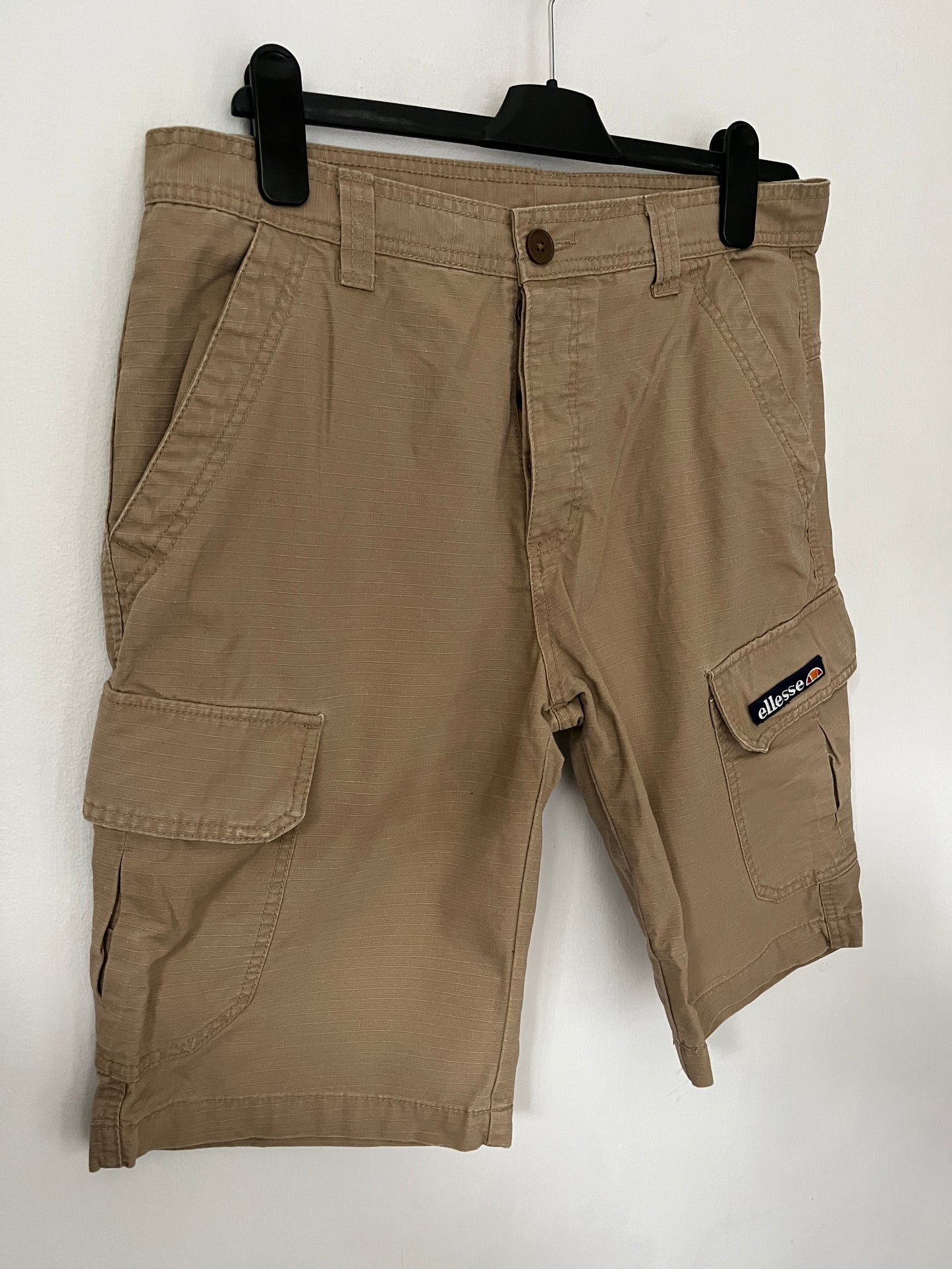Ellesse Cargo Shorts Size Medium ( 32 Waist ) in Beige
